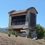 Concentración de hórreos e calvario de Quins en Ourense